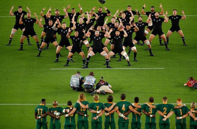 Los jugadores de Nueva Zelanda interpreta el haka antes del partido ante Sudafrica del Mundial de Rugby 2019 disputado en el International Stadium Yokohama ein Yokohama.