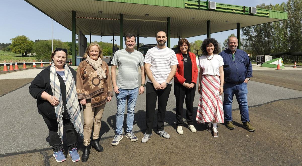 Da Silva, juntoa miembros del BNG dezano, ayer, delante del peaje de la autopista en Ponte (Silleda). | BERNABÉ/JAVIER LALÍN