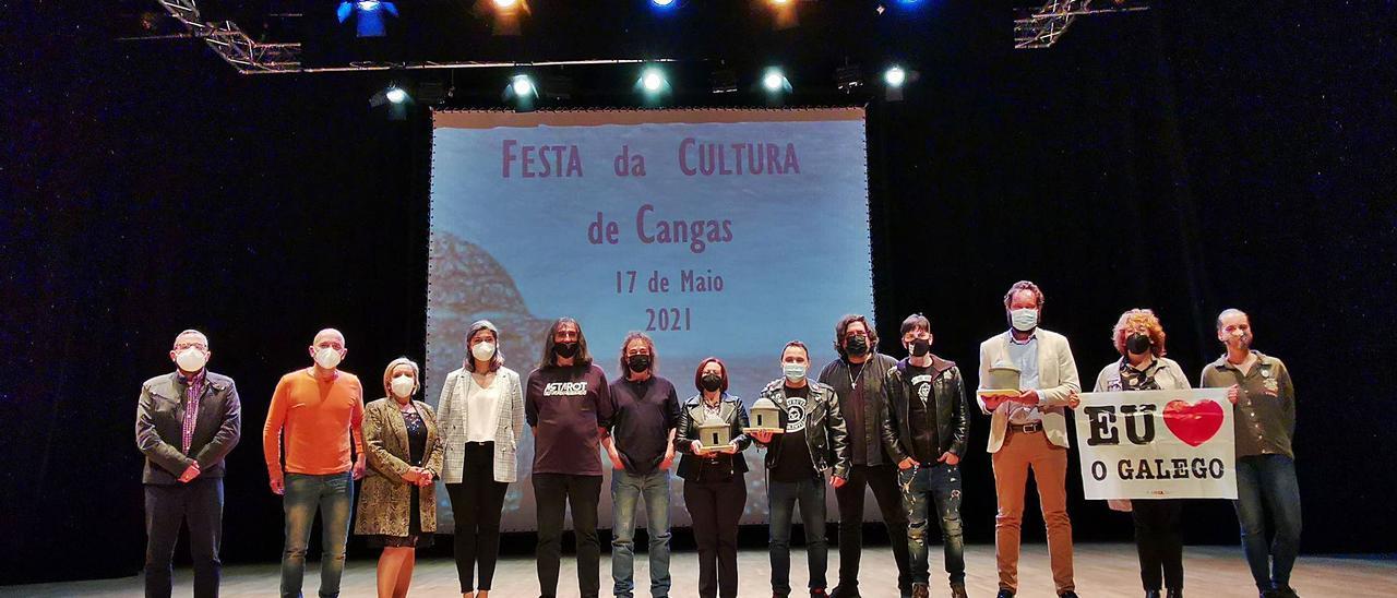 Todos os premiados, cos representantes políticos, na foto de familia que puxo fin á Festa da Cultura 2021 no Auditorio de Cangas.