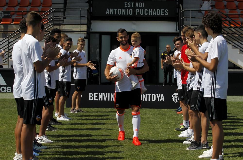 La presentación de Martín Montoya en imágenes