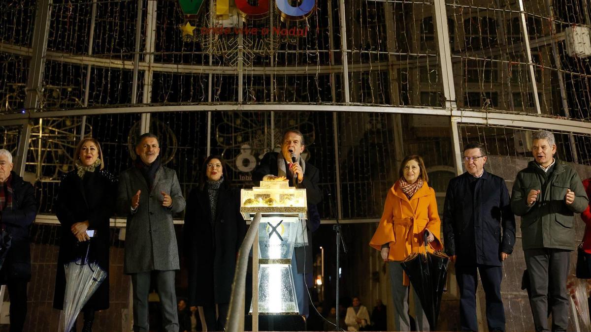 Abel Caballero y el resto del equipo de Gobierno en el acto de apagado de las luces de Navidad.