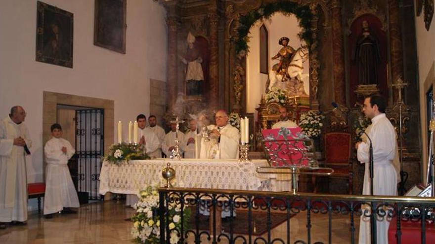 El obispo preside la misa de reapertura de Santiago