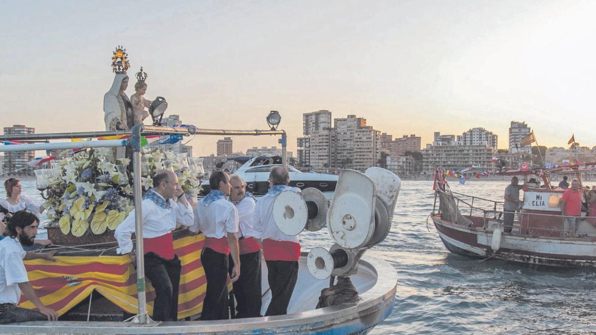 La procesión marítima es el acto más popular de las Fiestas del Carmen.