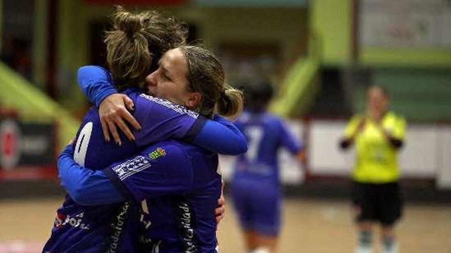 Dos jugadoras estradenses celebran un tanto. // Bernabé