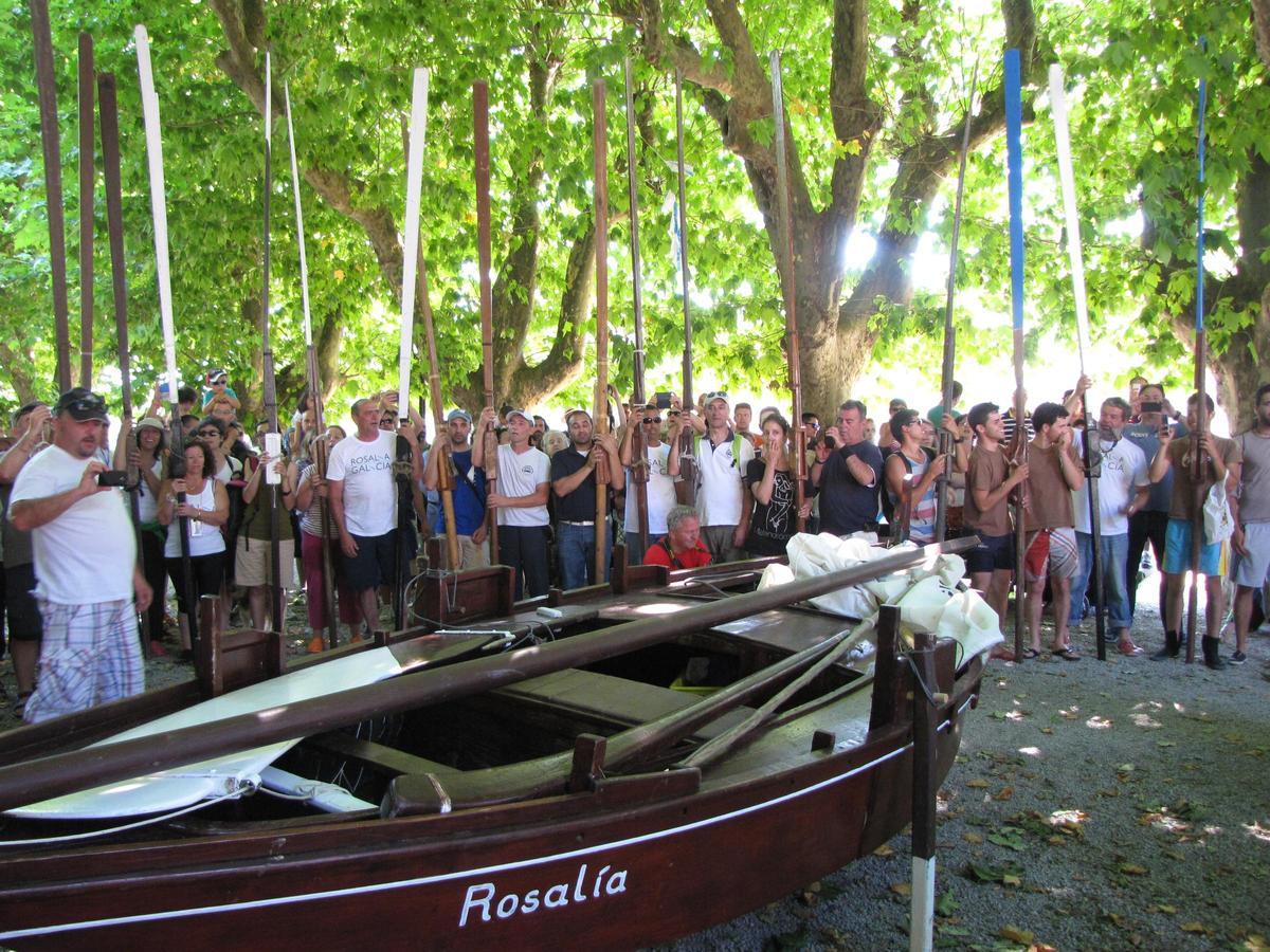 Acto celebrado no Paseo do Espolón, cos participantes na Inchadiña Branca Vela alzando os remos.