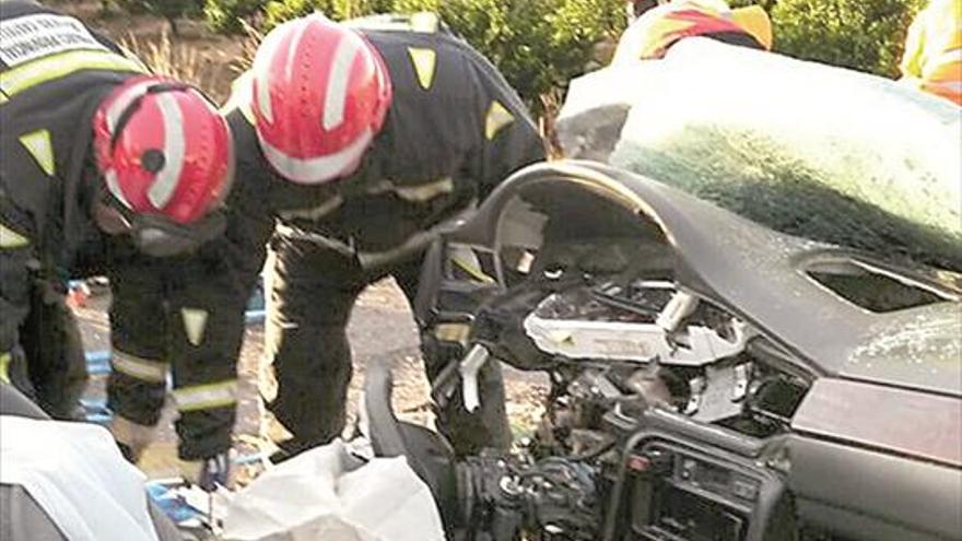 Un fallecido y una herida en una colisión en la 340 en les Alqueries