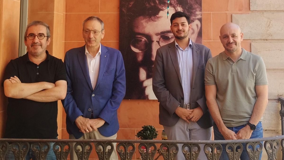 Miquel Aguirre, Jordi Font, Gael Rodríquez i Maxi Fuentes davant de la fotografia de Walter Benjamin.