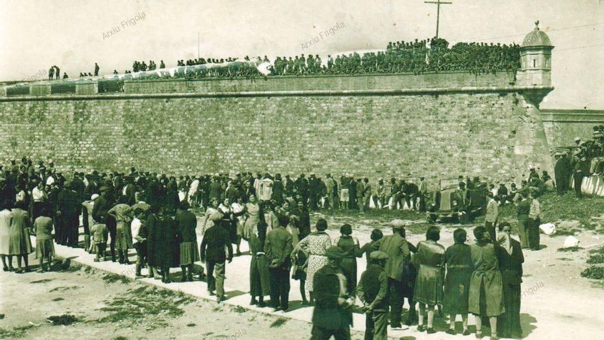 Una foto testimonial mostra la jornada històrica del 14 d&#039;abril de 1931 al castell de Figueres