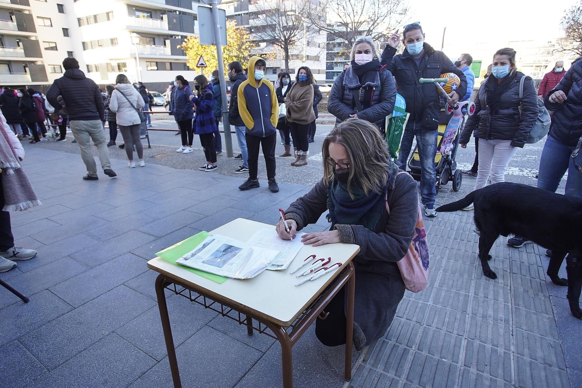 Recollida de firmes al Marta Mata per demanar un espai més segur pels infants