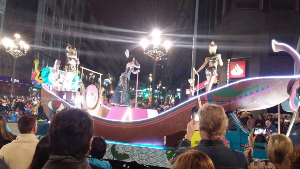 Miles de personas abarrotan las calles del centro de la ciudad para presenciar el desfile de comparsas