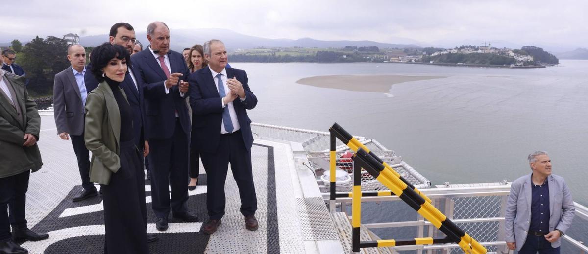 Álvaro Platero, entre Almudena López y Adrián Barbón, por un lado, y Jordi Hereu, por el otro, guiando la visita desde el helipuerto del «Austri Enabler».