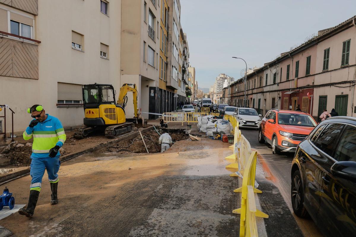 Cortan el tráfico desde la rotonda de Can Blau a la calle Manacor por la avería de una tubería