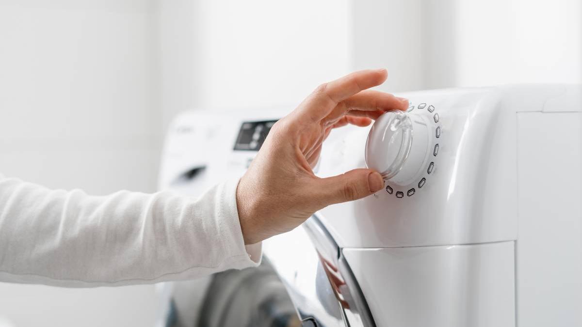 Este es el botón secreto de tu lavadora que la convertirá en secadora