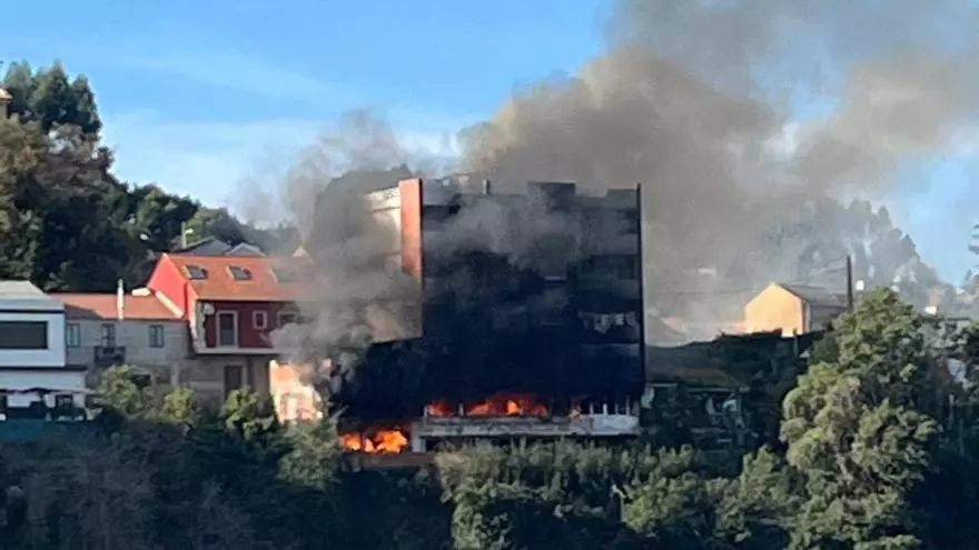 Un impresionante incendio en Bueu sacude la mañana de Año Nuevo