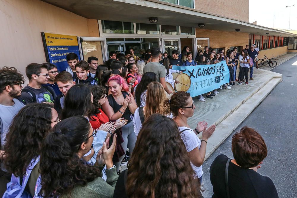 Protesta de profesores, padres y alumnos del IES Les Dunes para pedir un profesor, en una plaza que está vacante desde que comenzó el curso