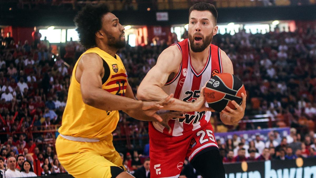 Alec  Peters busca una entrada a canasta junto a Jabari Parker.