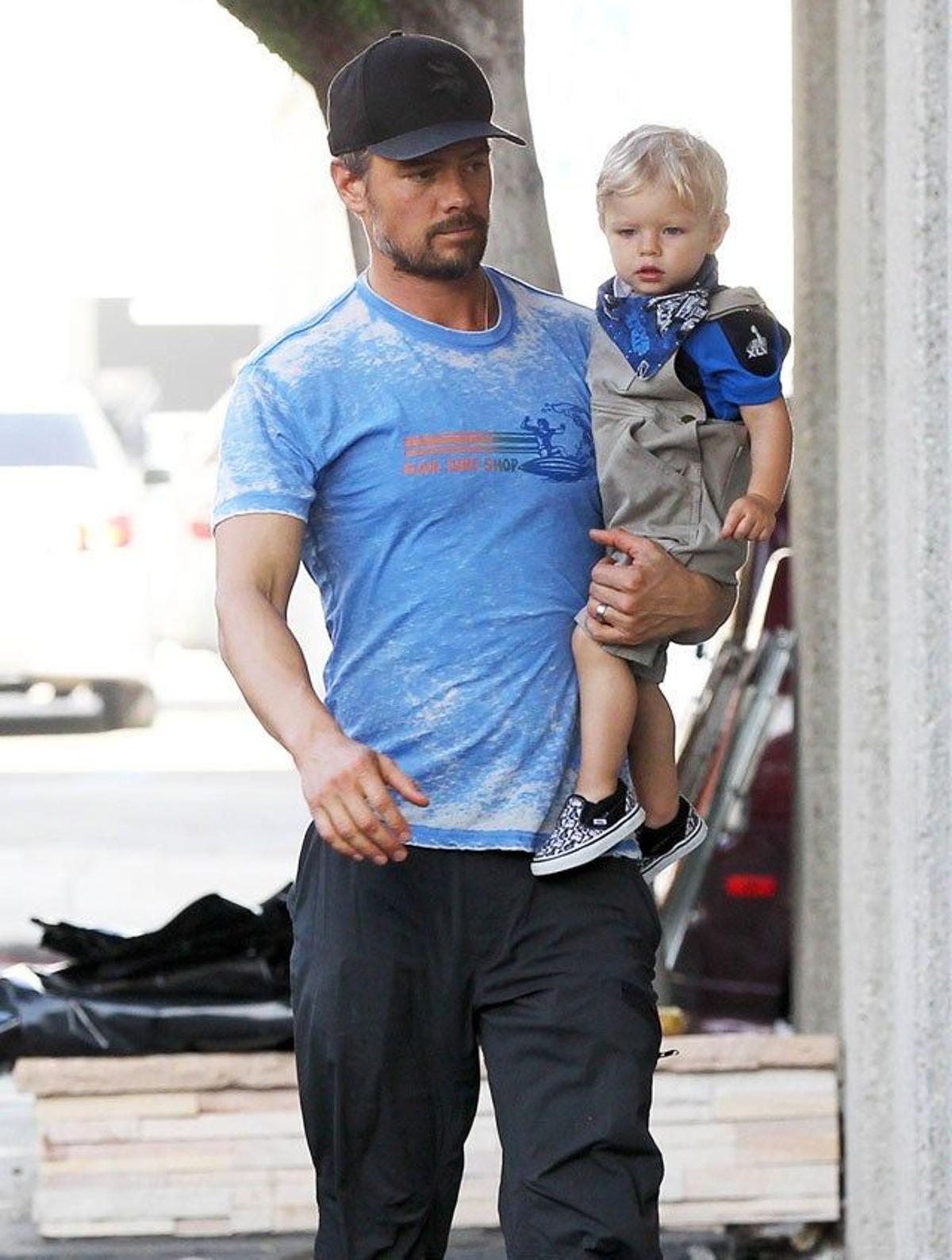 Josh Duhamel con su hijo Axl en brazos