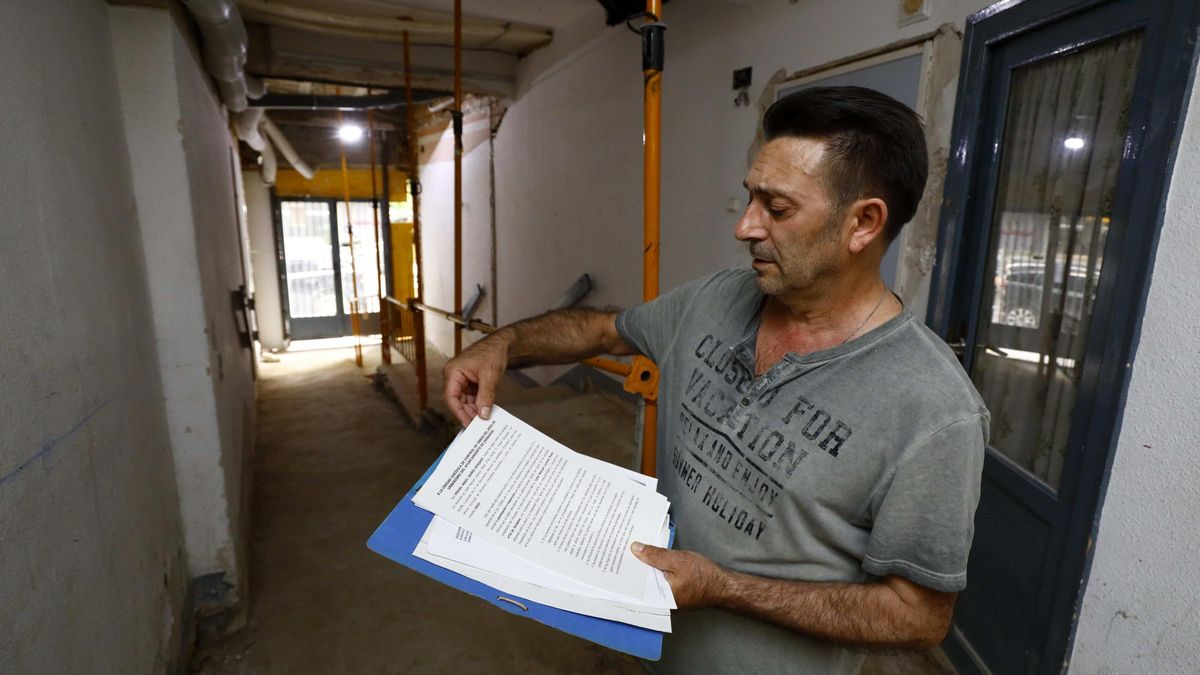 Miguel expone los papeles de la denuncia que interpuso ante la Policía Nacional por las molestias de las obras en su edificio.