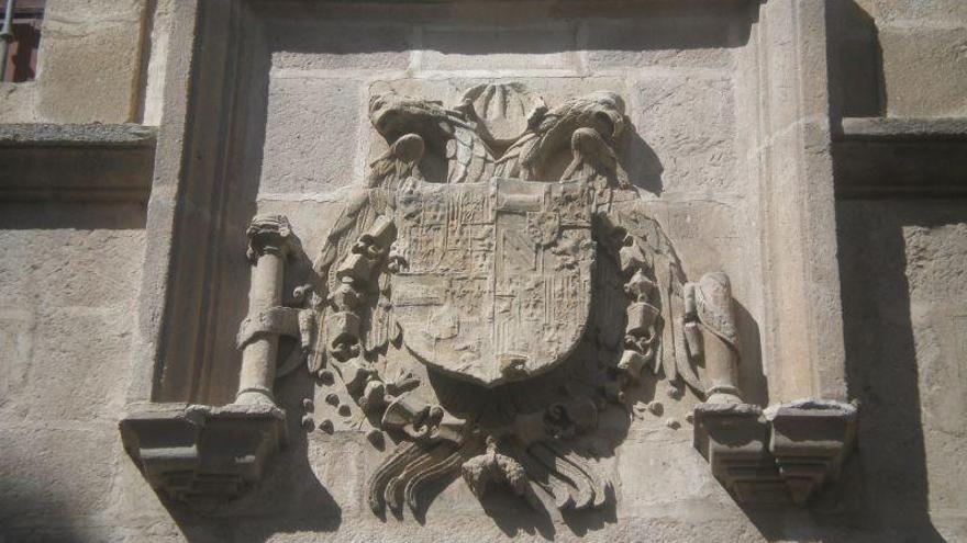 Escudo de la fachada lateral del edificio del antiguo Ayuntamiento