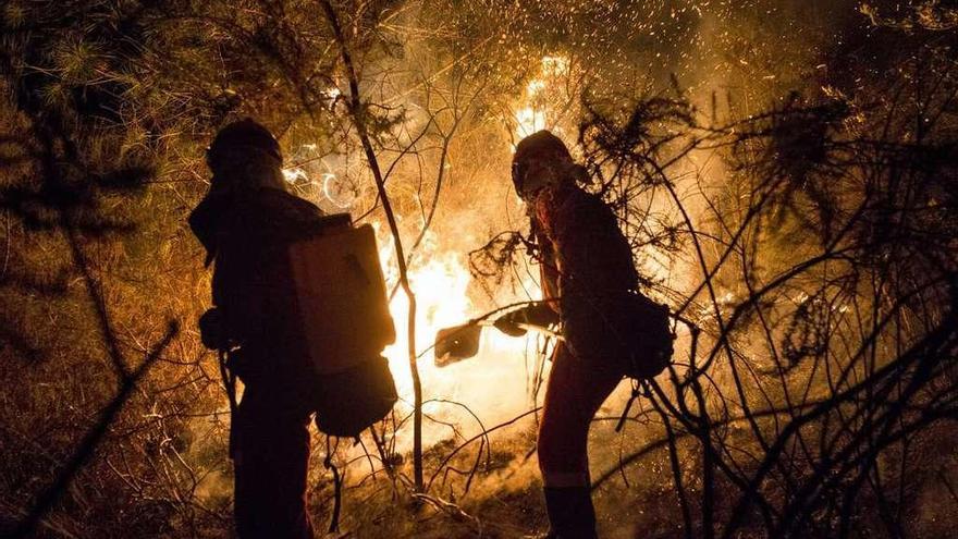 Operarios apagando un fuego forestal en Vilamarín (Ourense). // Brais Lorenzo