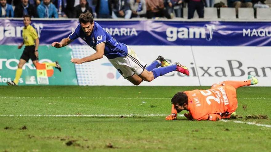 Toché salta por encima del portero en el partido ante el Tenerife. En el campo se aprecian tapines levantados.