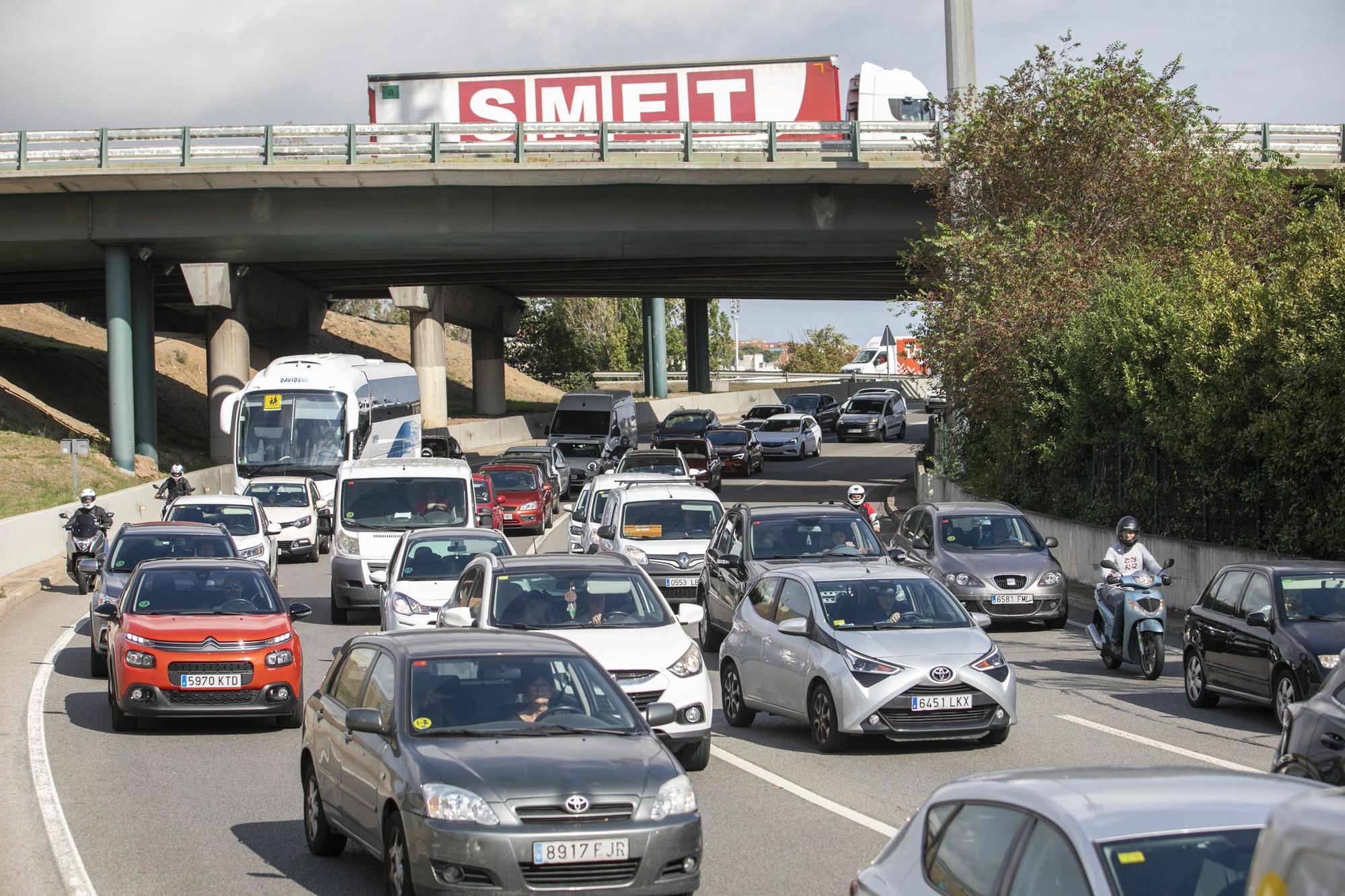 BARCELONA 30-09-2021 ATASCOS DE TRAFICO EN EL NUDO DE LA TRINIDAD BARCELONA RONDA DE DALT / RONDA LITORAL FOTO MARTI FRADERA