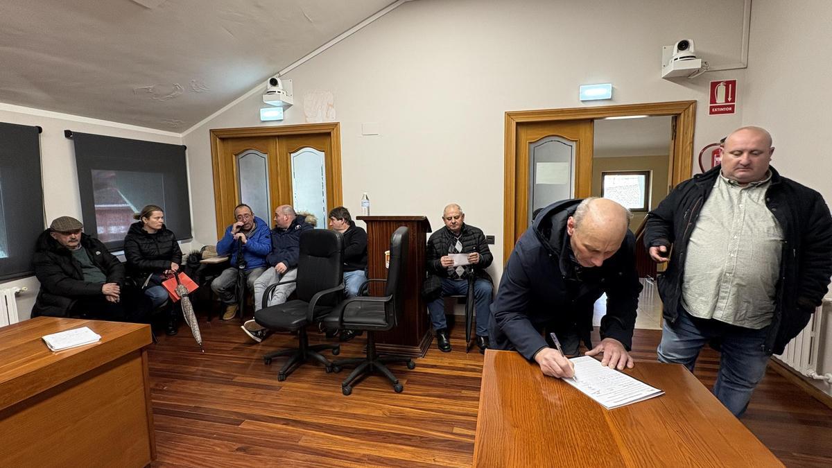 Inicio de la recogida de firmas tras la rueda de prensa del equipo de gobierno tinetense.