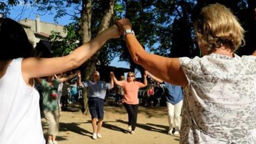 Participants a l´aplec, en què es va homenatjar un matrimoni de l´agrupació local.