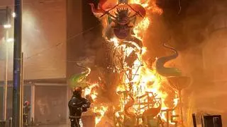 Fallas 2024: El fuego purificador devora los 28 monumentos de Benicarló