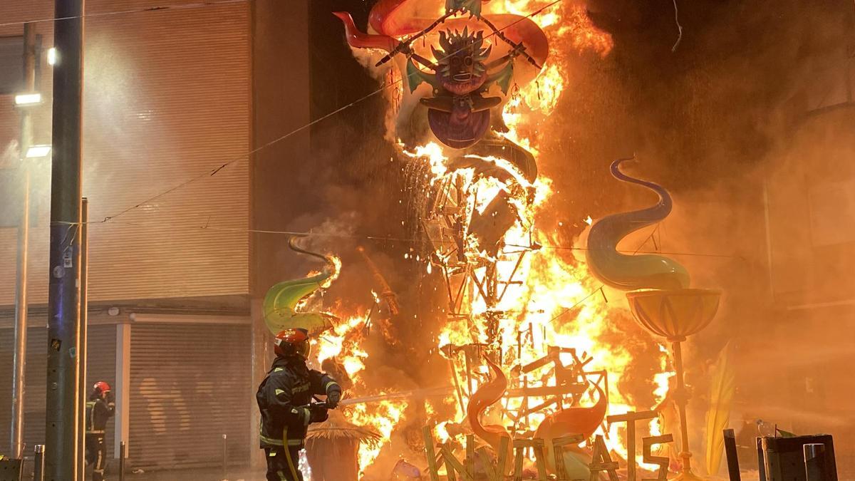 Galería I Fallas Benicarló: El monumento de la Paperina vive el momento culmen de la 'cremà'