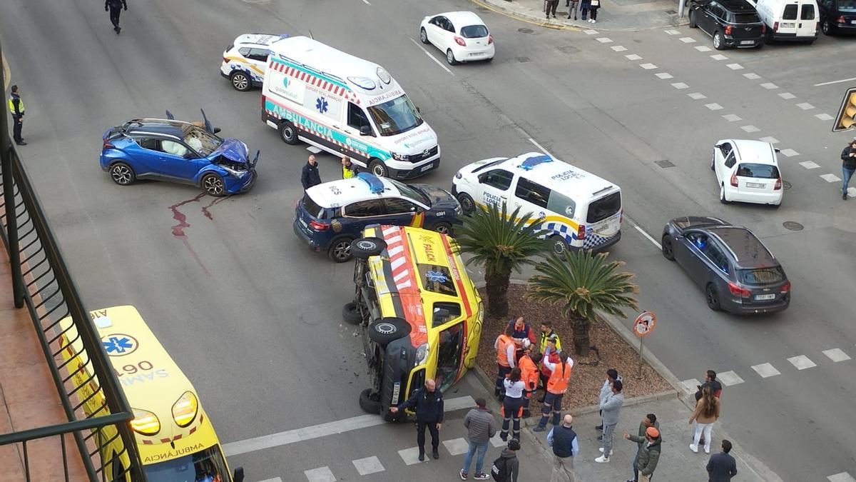 VIDEO | Una ambulancia vuelca en la calle General Riera de Palma tras chocar contra un coche