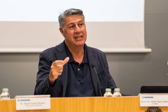 Albiol se encara con un grupo de "ocupas que generan conflictos constantes" en un local comercial de Badalona