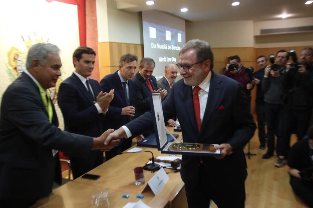 El líder nacional de Ciudadanos ha sido premiado por los abogados de Málaga con el 'World Peace and Liberty Award', un galardón que ha recibido de la mano del decano Francisco Javier Lara.