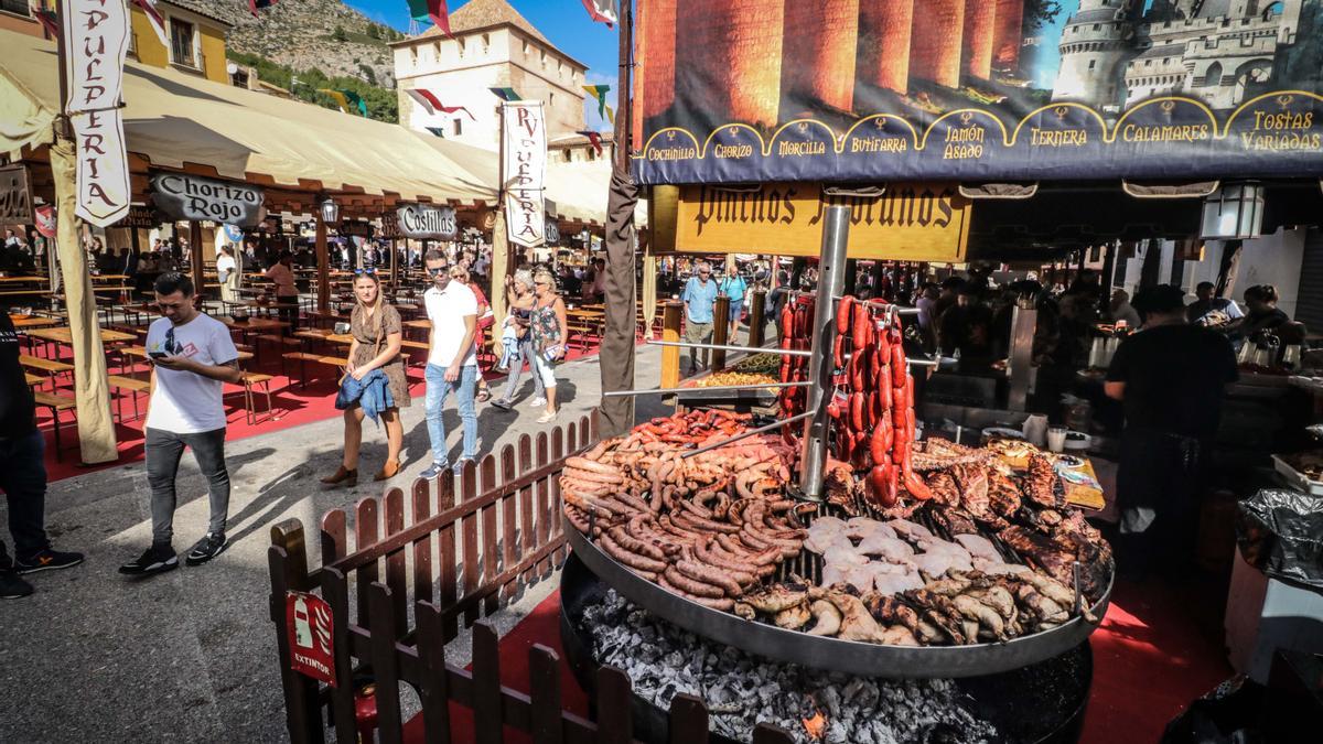 Mercado medieval con puestos gastronómicos / JUANI RUZ