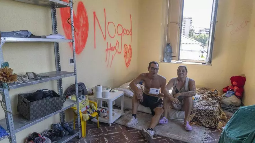 La Policía da tres días a los okupas de las harineras de Alicante para abandonar el edificio: "Necesitamos un techo"