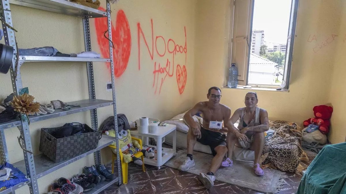 La Policía da tres días a los okupas de las harineras de Alicante para abandonar el edificio municipal: "Necesitamos un techo"