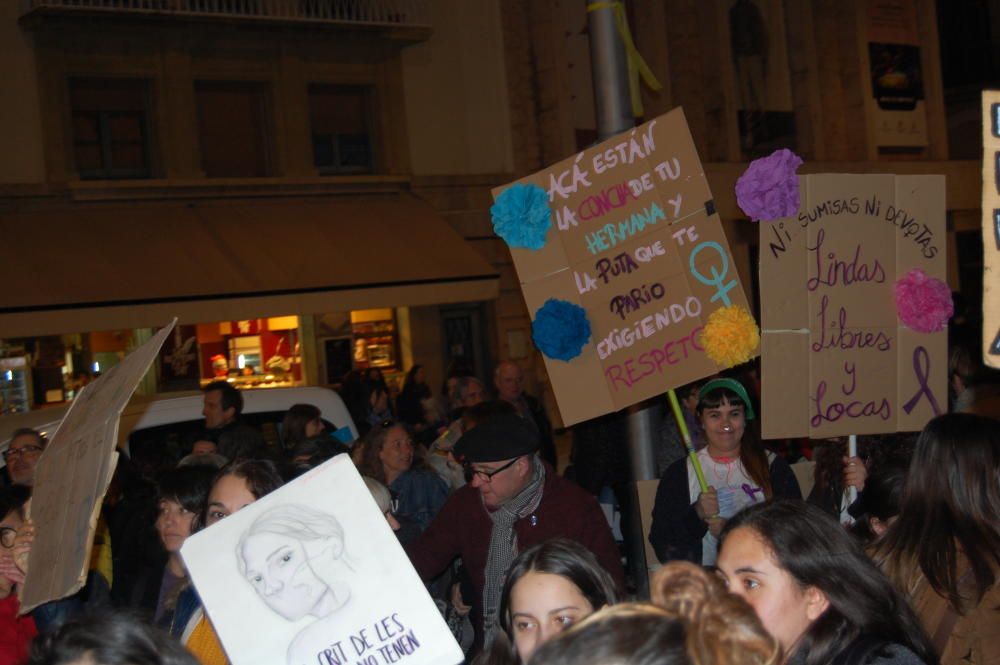 Multitudinària manifestació feminista a Figueres