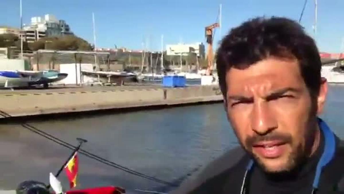 Quico Taronjí explica el material que porta en el seu viatge en solitari pel Mediterrani.