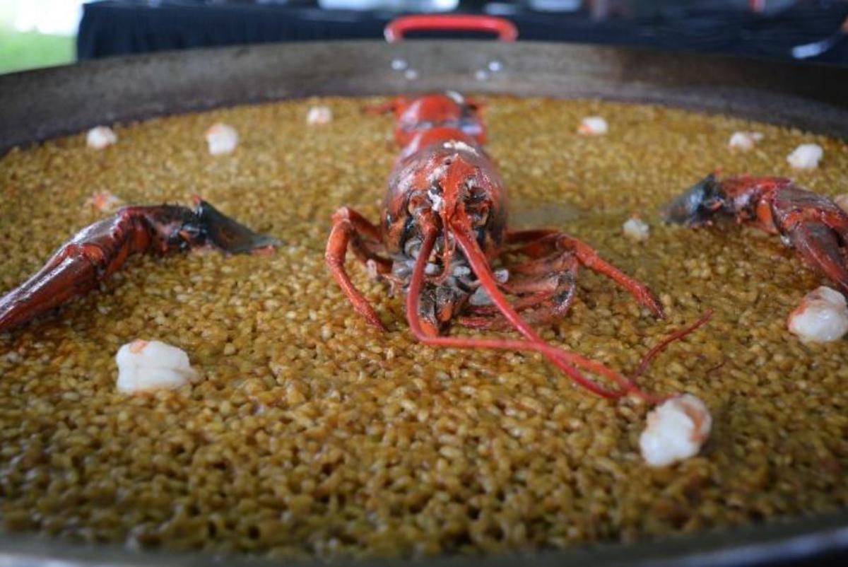 Una de las paellas de bogavante que prepararon los chefs.