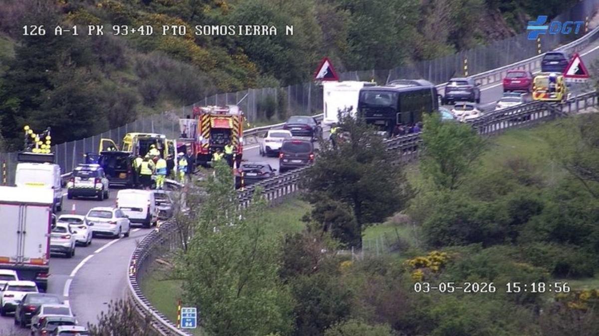 Los servicios de emergencias, en el lugar del accidente en la A-1 en Somosierra.