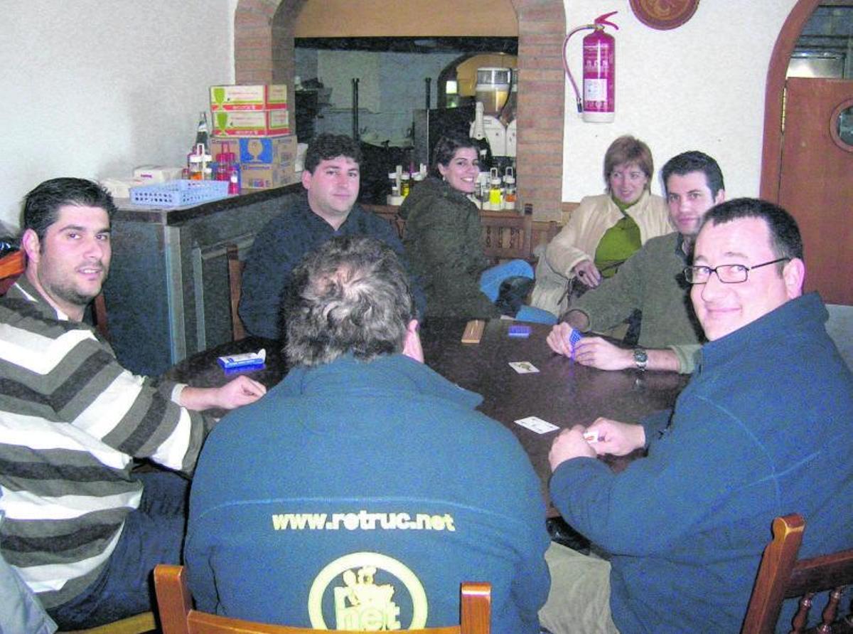 Juego de ‘truc’ tras una de las antiguas comidas de los usuarios.  |  J. OBRADOR