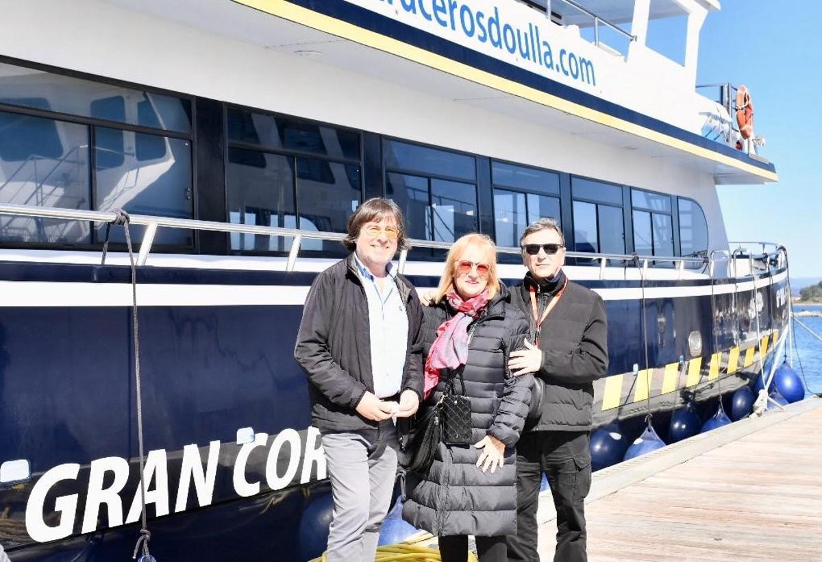 Chesqui, José María Vila Alén y Josefina Inés Lizzano en el embarcadero de catamaranes de O Grove, esta tarde.