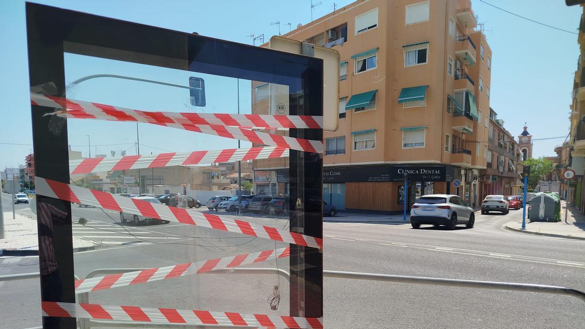 Uno de los mupis precintado en El Campello