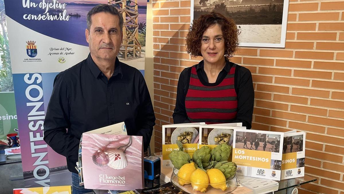 José Manuel Butrón y Ana Belén Juarez, con el material promocional de Fitur de Los Montesinos