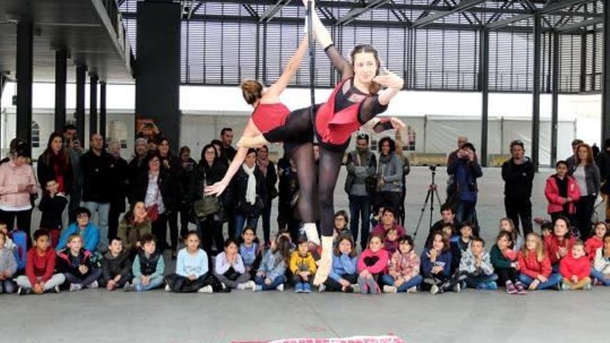 Acrobàcies  Piruetes aèries toquen el sostre de Figueres