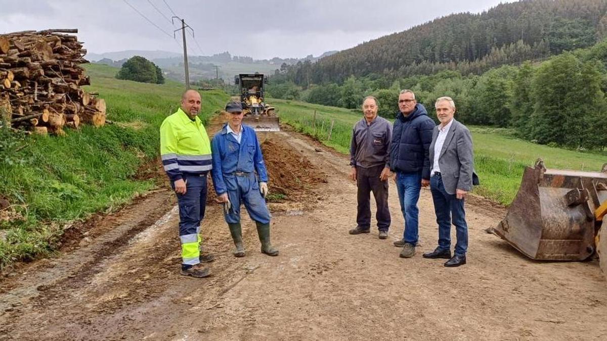 Taboada visita las actuaciones realizadas con la maquinaria de la mancomunidad.