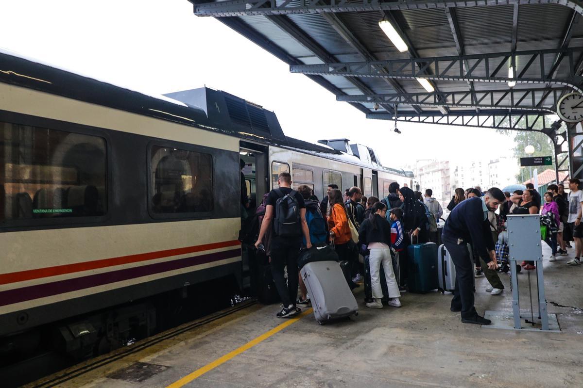 Viajeros subiendo al tren que acaba de llegar de Xàtiva, el mismo que se dirigirá a València pocos minutos después.