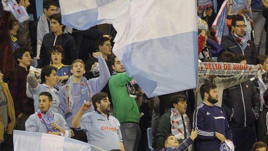 Aficionados del Celta animan en un partido en Balaídos. // José Lores