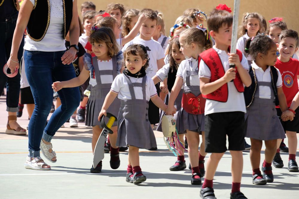 Los centros educativos de la ciudad acostumbran a dedicar la mañana del primer día de fiestas a recrear los actos más emblemáticos