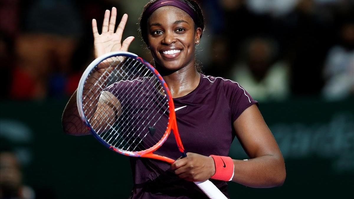 Solane Stephens saluda al público tra el encuentro con Osaka